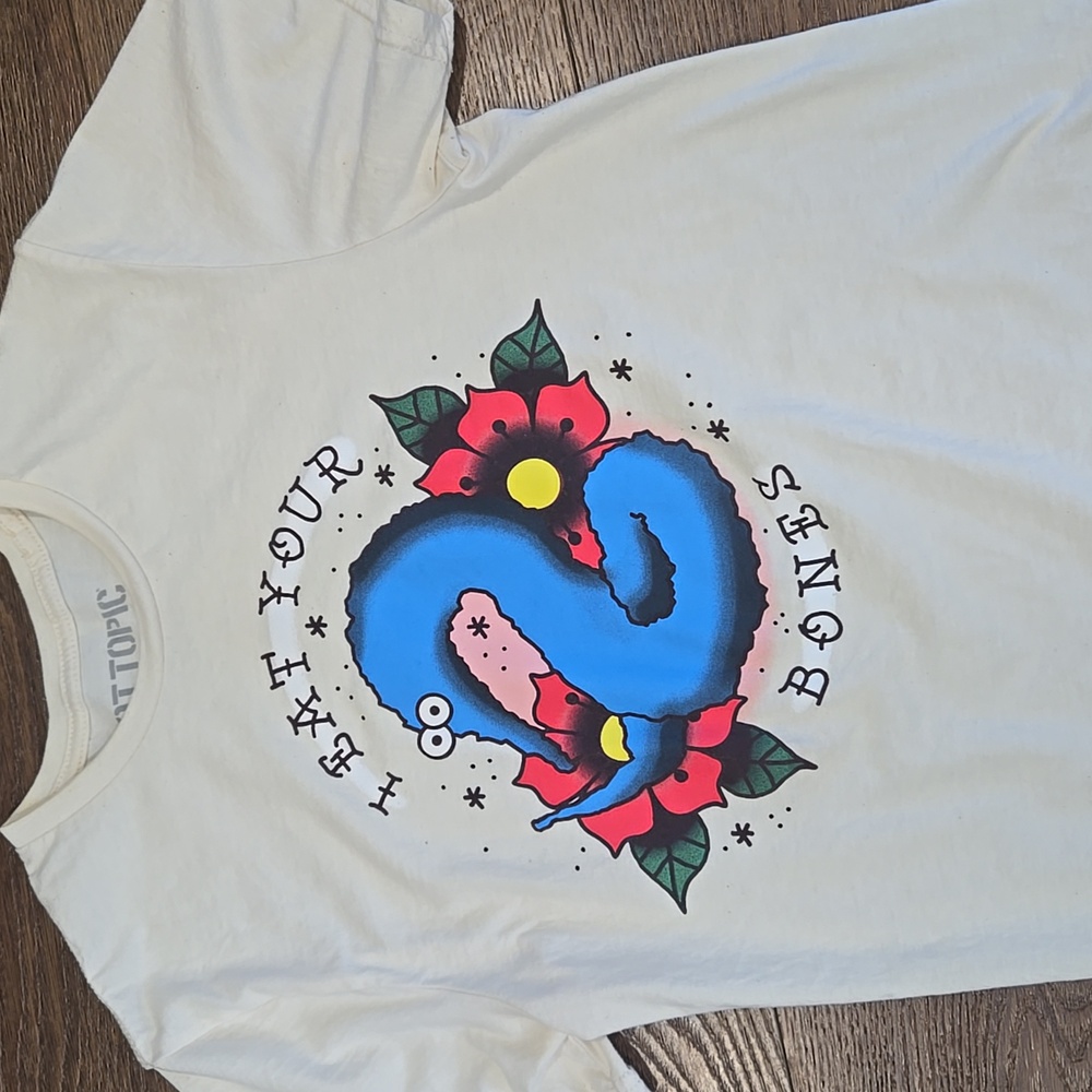 HOT TOPIC SQUIGGLY WORM GRAPHIC TSHIRT..SIZE SMALL..   #7564